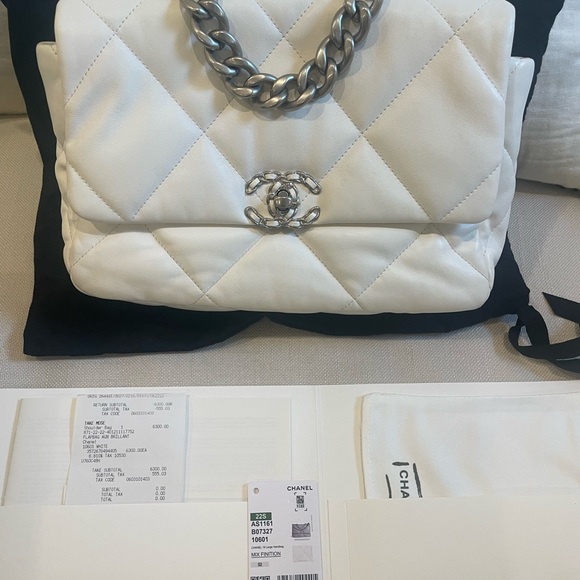 CHANEL 19 HANDBAG
Lambskin, Gold-Tone, Silver-Tone & Ruthenium-Finish Metal - Picture 10 of 15